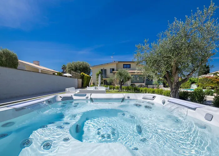 Karina - Luxury Suite, Jacuzzi Pool & Garden Rome