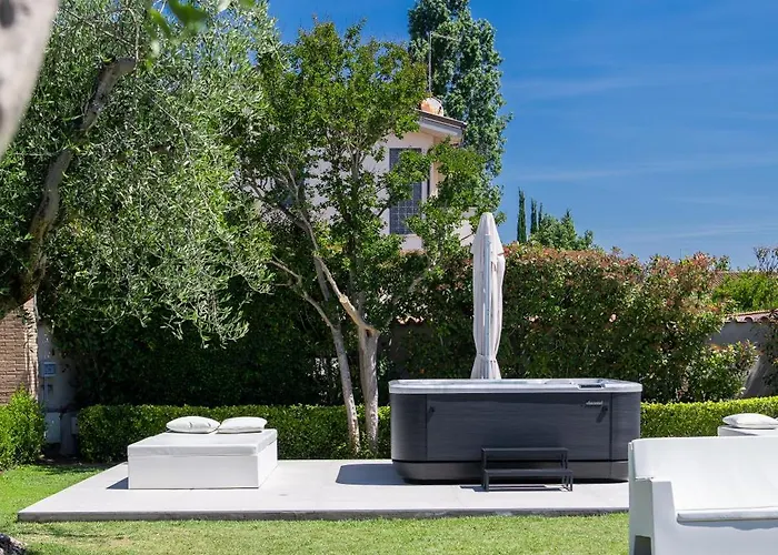 Karina - Luxury Suite, Jacuzzi Pool & Garden Rome *