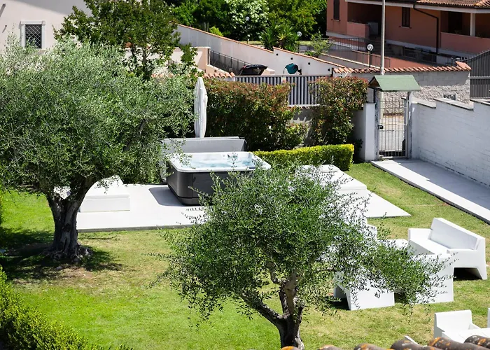 Karina - Luxury Suite, Jacuzzi Pool & Garden Rome *