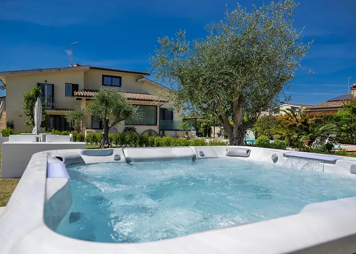 Karina - Luxury Suite, Jacuzzi Pool & Garden Ostia Daire *