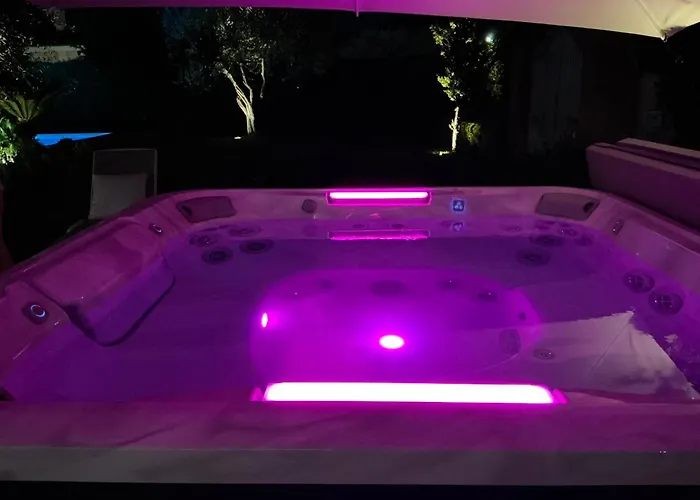Karina - Luxury Suite, Jacuzzi Pool & Garden Rome *