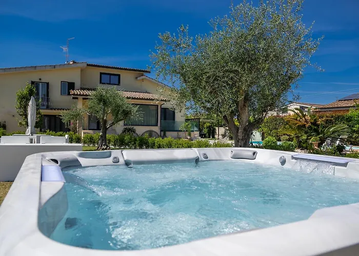 Karina - Luxury Suite, Jacuzzi Pool & Garden Ostia *