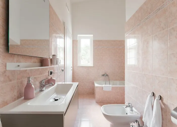 Karina - Luxury Suite, Jacuzzi Pool & Garden Rome *